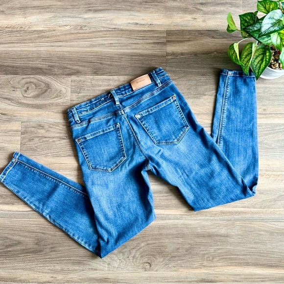 ASOS Stradivarius Regular High Waist Distressed Medium Wash Skinny Jeans Size 6 - Picture 11 of 12